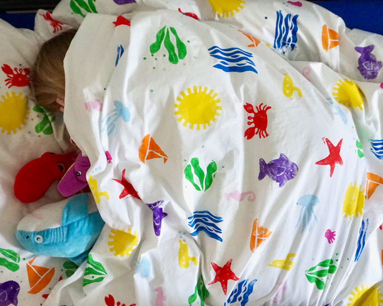 Ágynemű nyomtatása habszivacs nyomdával, Marabu KiDS pólófestékkel