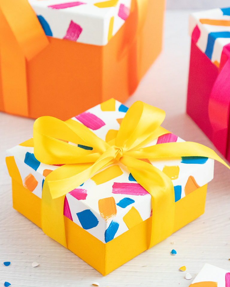 A sárga ajándékdoboz