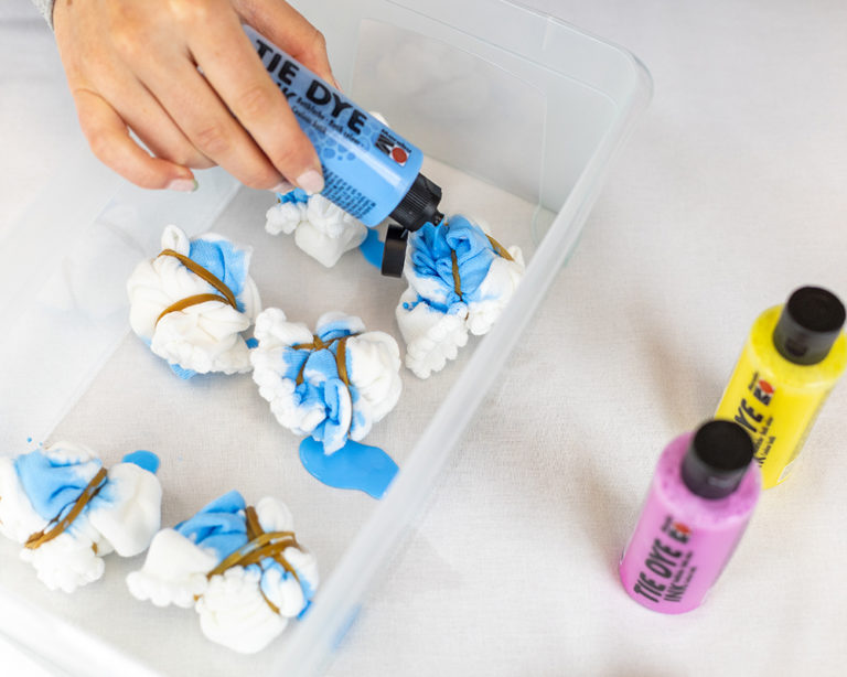 A Tie Dye festék felnyomása a zoknira