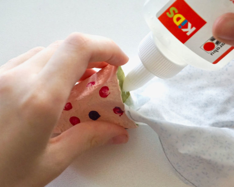 A textil felragasztása a tojástartó kúp tetejére