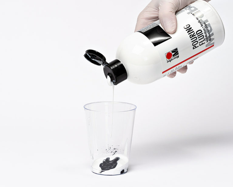A festék és a Pouring Fluid összekeverése