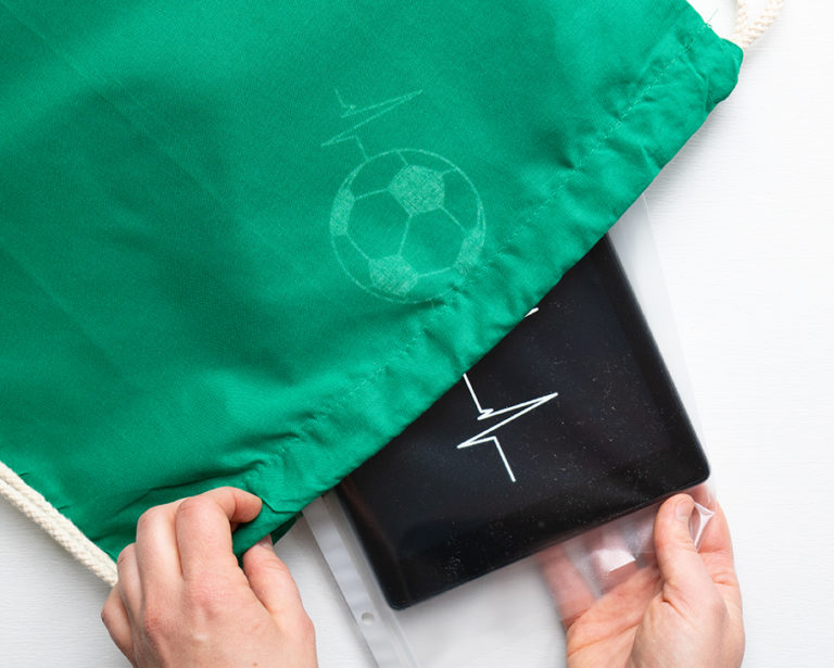A tablet becsúsztatása a zsákba