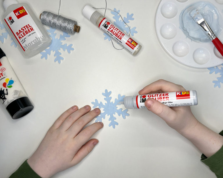 Hópelyhek kilyukasztása és csillámos díszítése