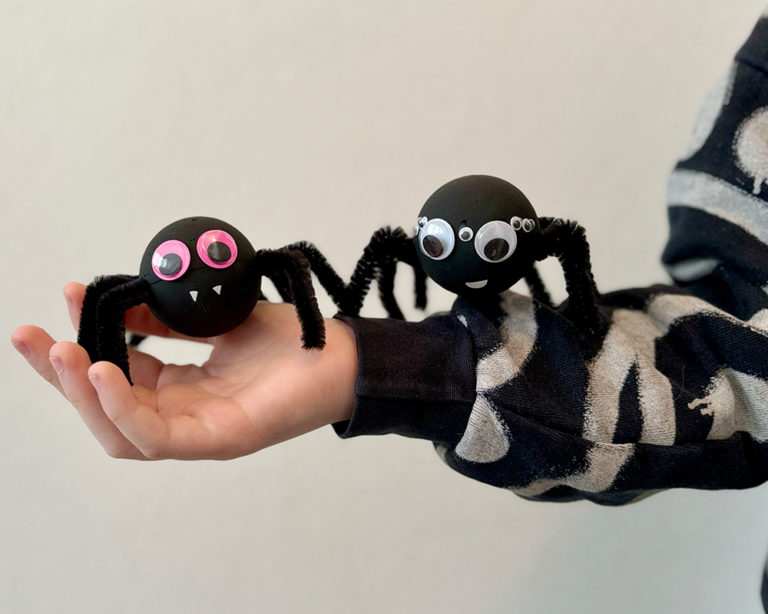 A pókok halloweeni dekorációként