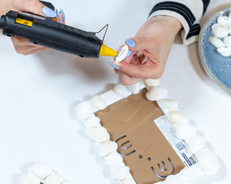 A kagylók felragasztása a keretre