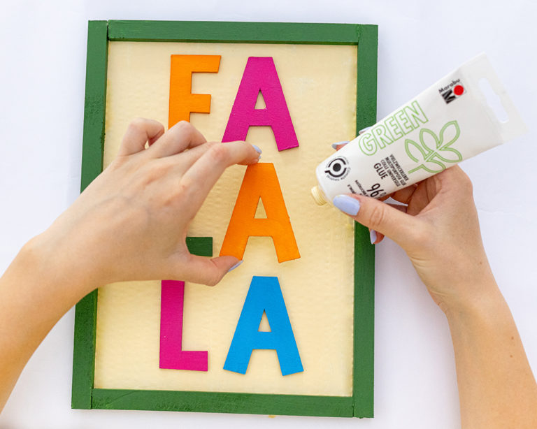 A festett fabetűk felragasztása a táblára
