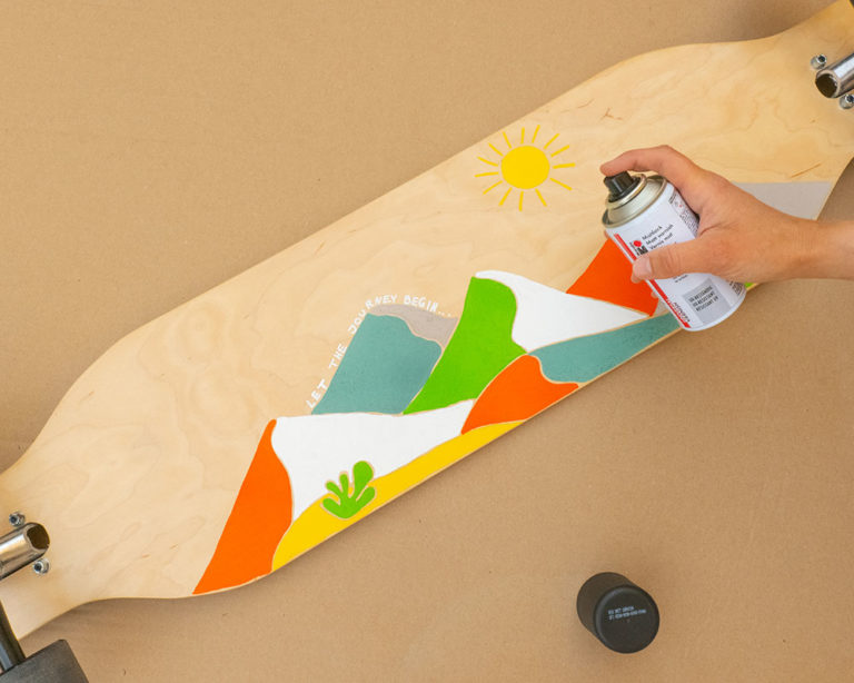 A matt lakk felvitele a longboardra