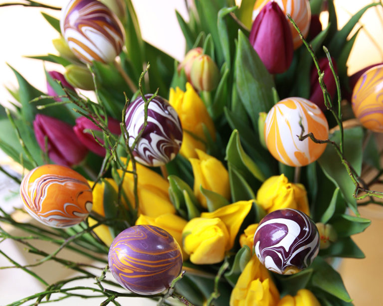 Márványozott tojások a tulipáncsokorban Marabu Easy Marble festékkel