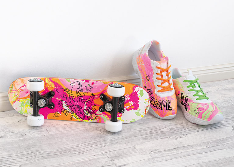A márványozott sneaker közelről
