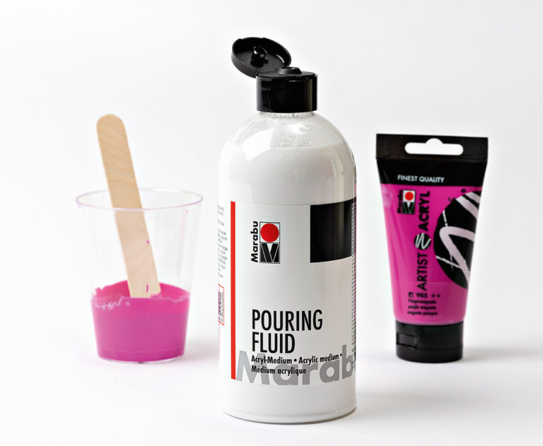A festék és a Pouring Fluid keverése