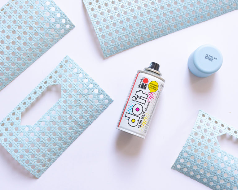 A bécsi fonat lefújása pasztellkék spray-vel