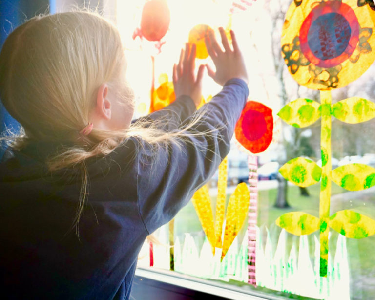 Tavaszi papírvirágok az ablakra Marabu KiDS Little Artist festékkel